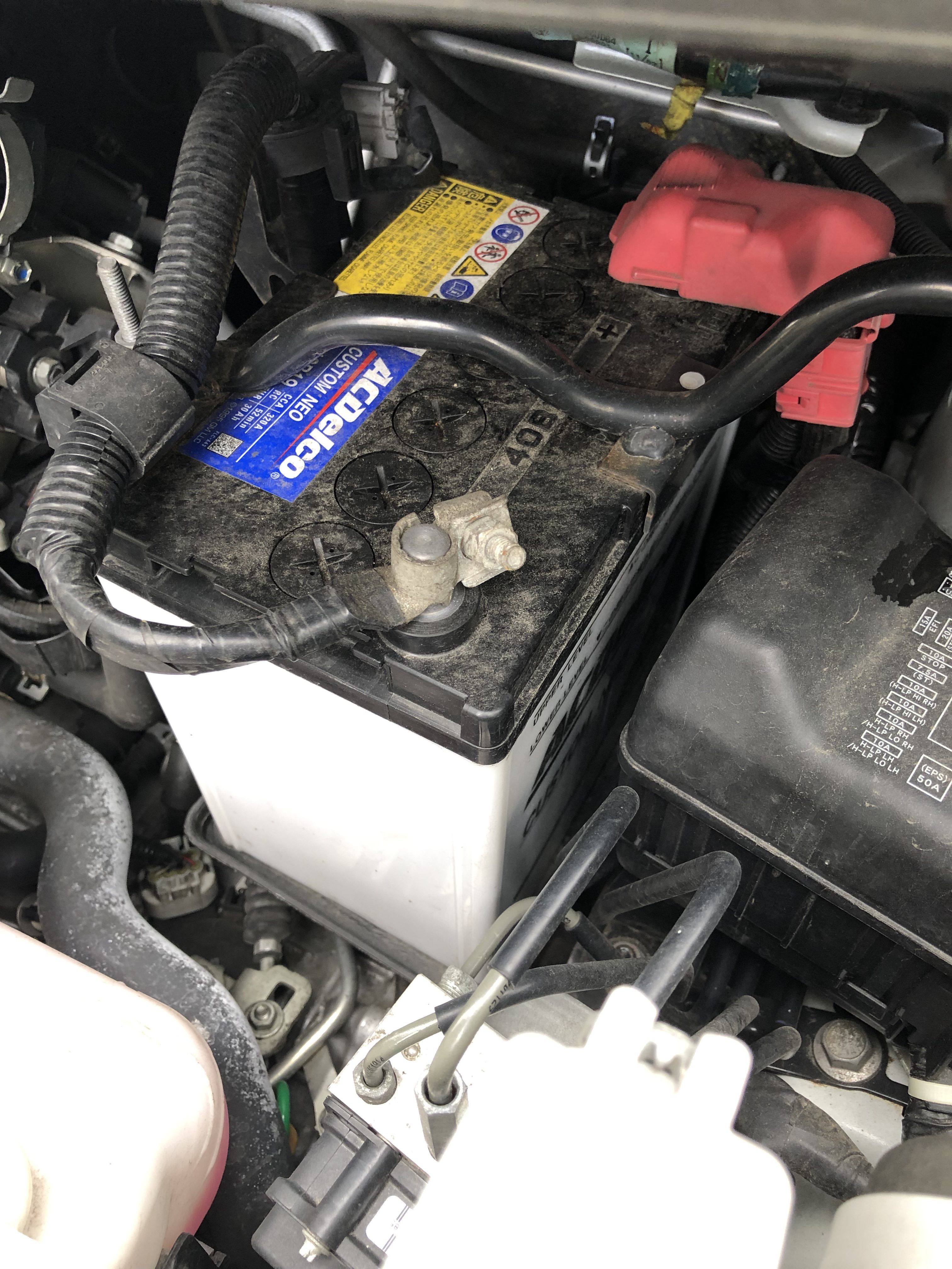 車のバッテリー交換 ぼったくりには気をつけろ 自動車の補機バッテリー交換時に知らないと損をする カナミカライフ